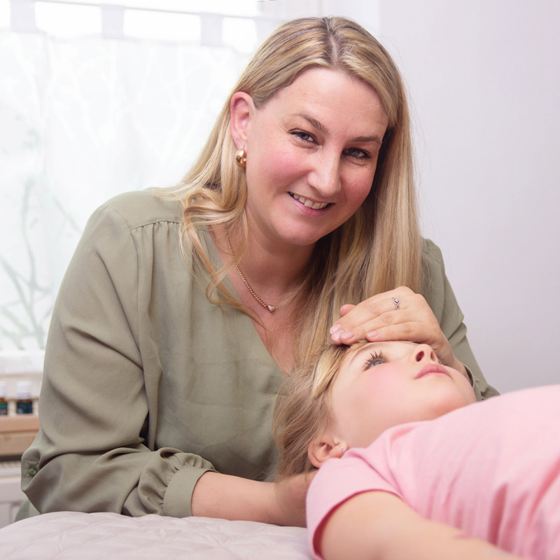 Cranio Sacral Balancing Behandlung an einem Kind bei Nadja Affenzeller Familiennest